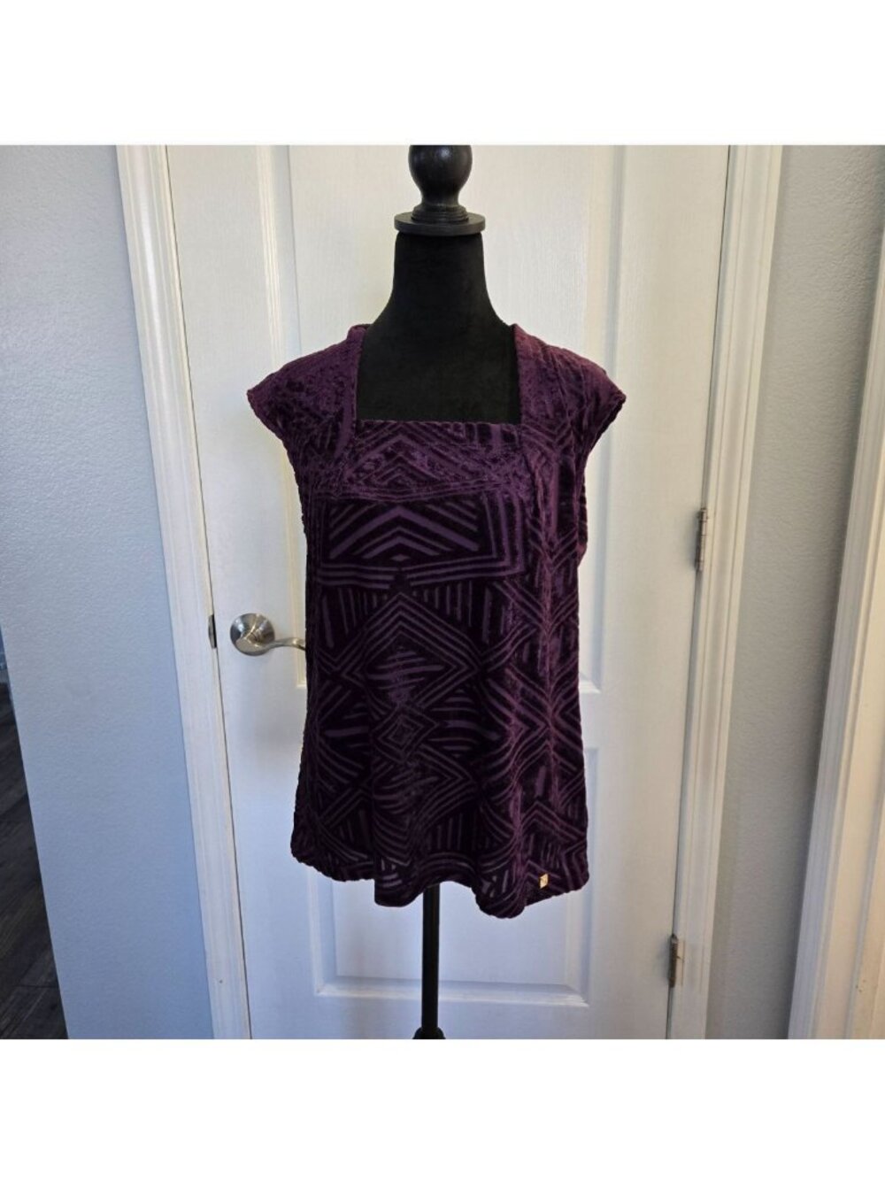 Anne Klein Purple Geometric Sleeveless Blouse Womens Sz L (SKU 26-0089)